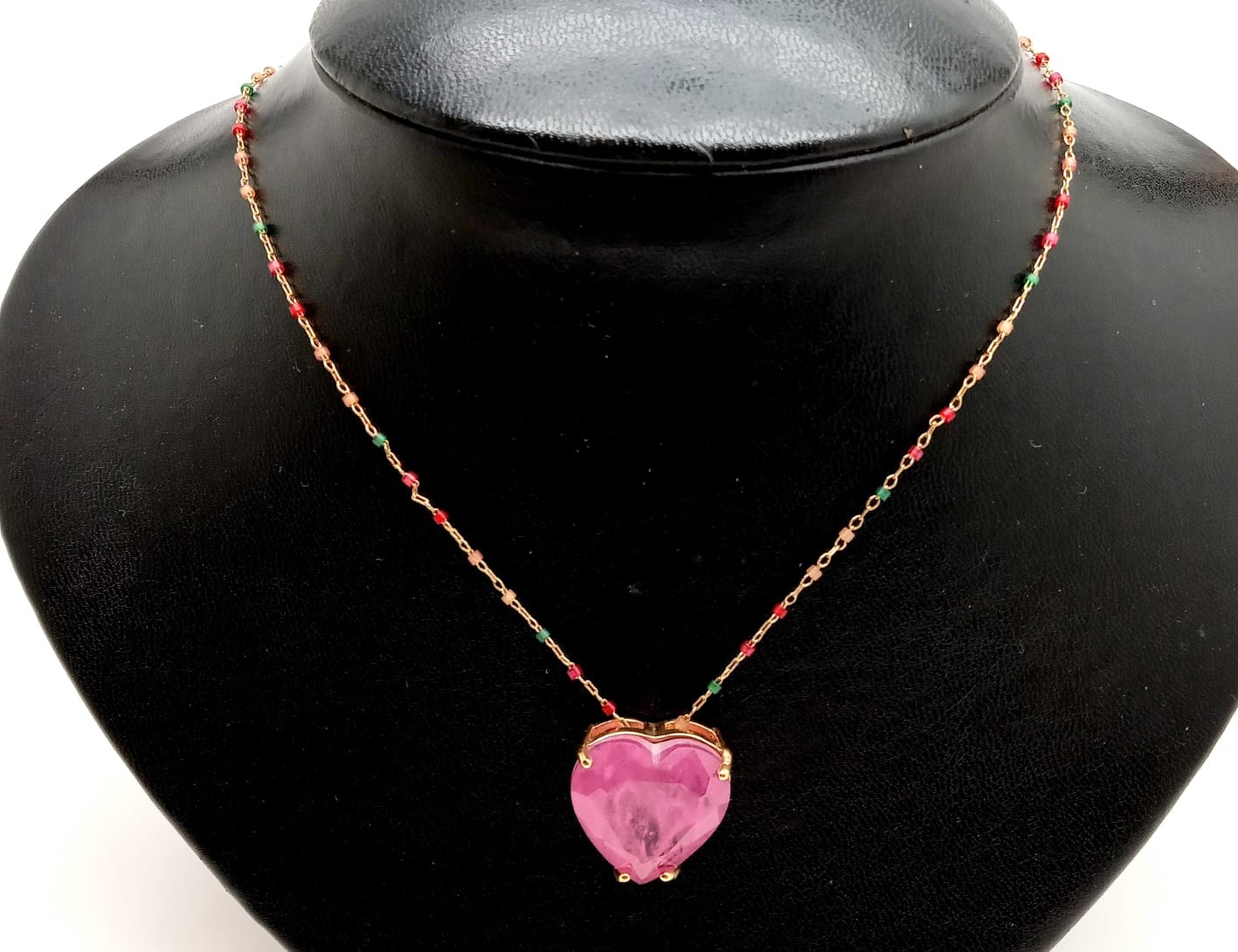 COLAR COM PEDRA ROSA CORACAO FOLHEADO A OURO 18K