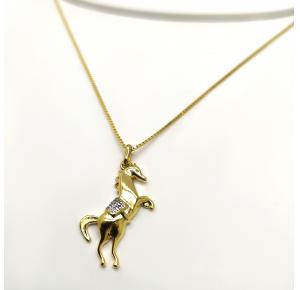 Corrente feminina com cavalo folheado a ouro 18K